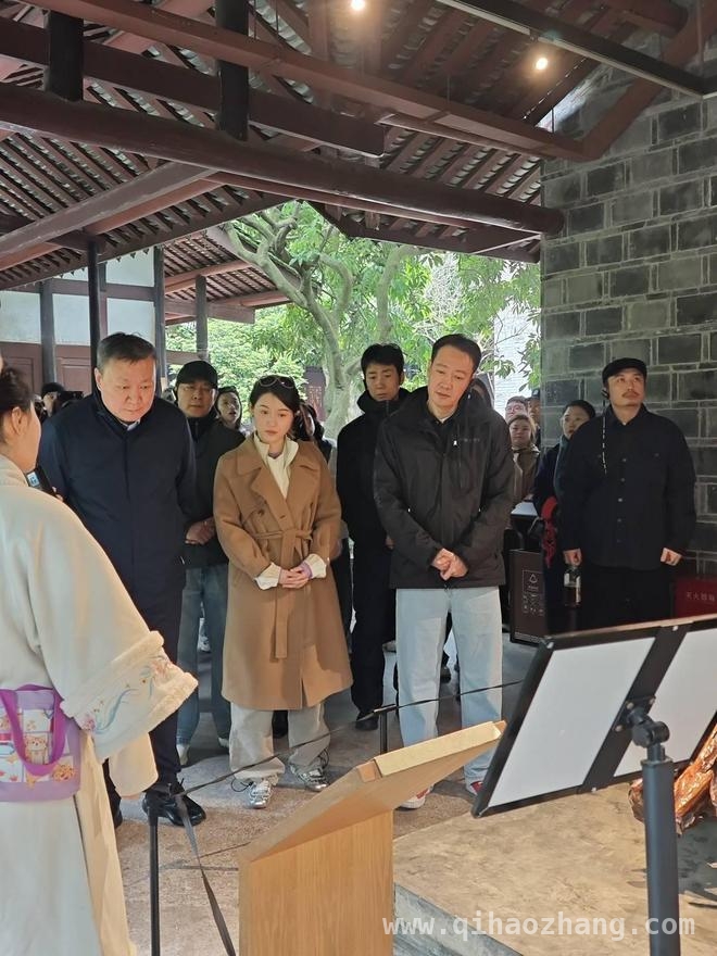 话剧〈苏堤春晓〉热映，辛柏青眉山寻踪感受东坡魅力