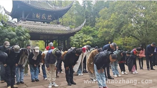 话剧〈苏堤春晓〉热映，辛柏青眉山寻踪感受东坡魅力