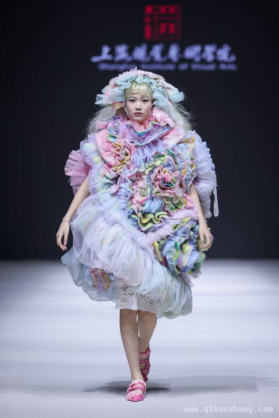 上海视觉艺术学院2025届服装设计大秀再登国际舞台，上海视觉艺术学院2025届毕业生服装秀闪耀上海时装周