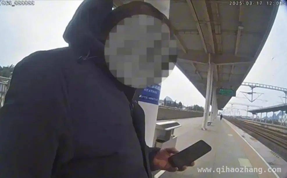 老人下错站，铁路温情助力安全返程，暖心一幕：工作人员护下错站老人回家