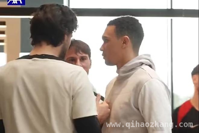 阿诺德利物浦训练现异样，离队皇马传闻成焦点，阿诺德回归训练气氛尴尬，皇马邀约成队内隐忧？