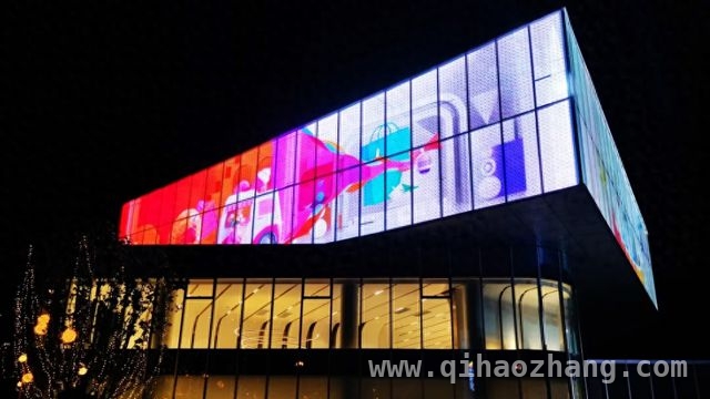 打破吉尼斯！深圳“飞天屏”以科技之光点亮夜空，深圳夜空惊现巨屏！“飞天屏”打破世界纪录闪耀登场