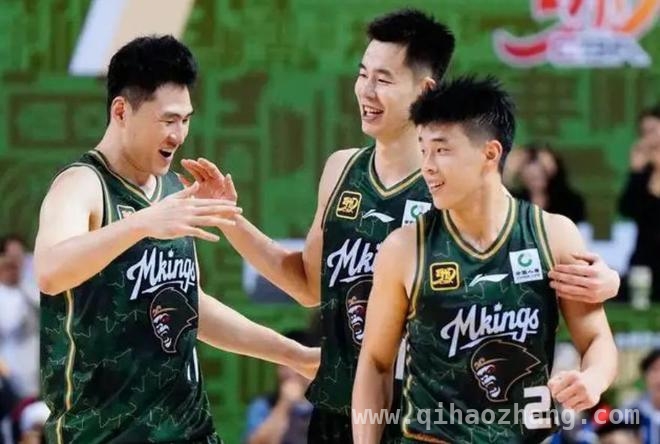 CBA季后赛首战：新疆优势与问题并存，同曦气势能否逆袭？，新疆男篮遇挑战，同曦士气盛，季后赛首战看点多