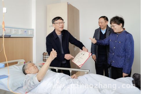 勇救落水大娘！85岁癌症患者病房受嘉奖，特殊“颁奖礼”致敬85岁抗癌见义勇为老人