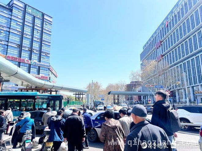 直击！济南“U”形过街天桥建设进展，缓解交通压力在望，济南“U”形过街天桥建设近尾声，交通改善指日可待