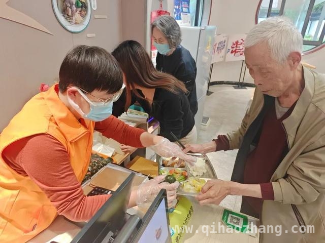 清明青团飘香，张堰镇长者食堂温暖相伴