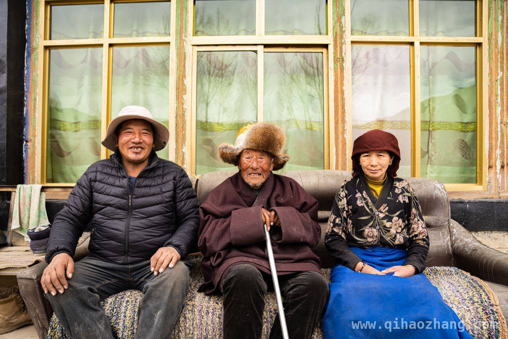 告别农奴苦，拥抱新生活：西藏百万农奴的命运转折，从农奴到自由人：索扎老人讲述西藏民主改革的伟大意义