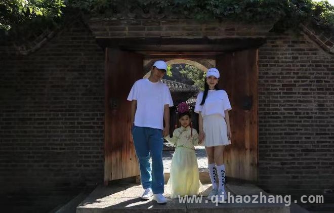 甜馨新歌发布，贾乃亮李小璐齐助力，星二代发展引关注！，甜馨疑似签约乐华，12岁星二代踏上唱跳之路！