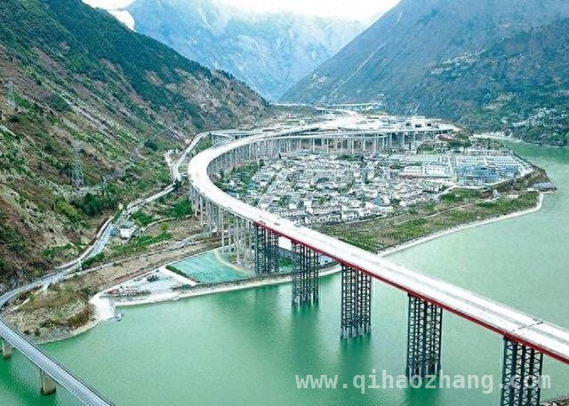 泸石高速得妥特大桥双幅贯通，刷新国内山区顶推长度纪录，得妥特大桥双幅贯通：泸石高速建设书写山区桥梁建设传奇