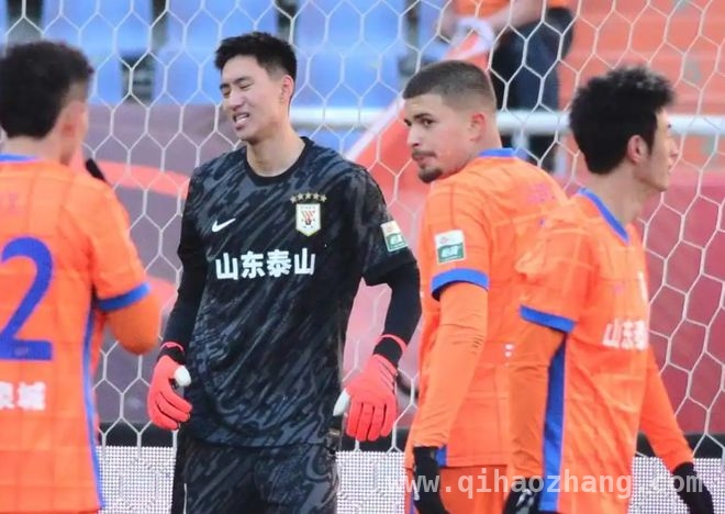 1. 山东泰山0-3惨败：崔康熙排兵布阵引轩然大波，3. 山东泰山队大败，崔康熙对年轻球员使用策略待反思
