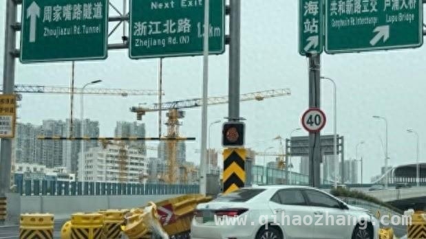 4月4日北横通道单车事故，车辆撞设施幸无人伤，惊！北横通道匝道口轿车撞防撞设施，现场拥堵！