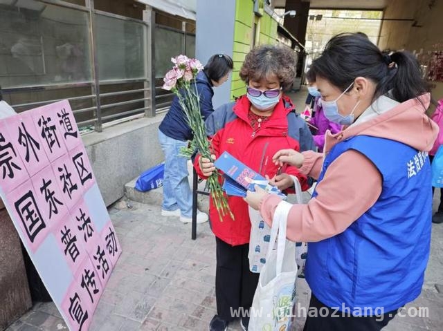 东城崇外街道清明活动：鲜花替代焚烧，守护绿色清明 北京东城崇外街道清明创新活动，引领文明祭扫新风尚